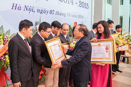 Bộ trưởng Bộ VHTTDL Hoàng Tuấn Anh trao Huân chương Lao động hạng Ba cho các tập thể và cá nhân  của Trường Cao đẳng Du lịch Hà Nội